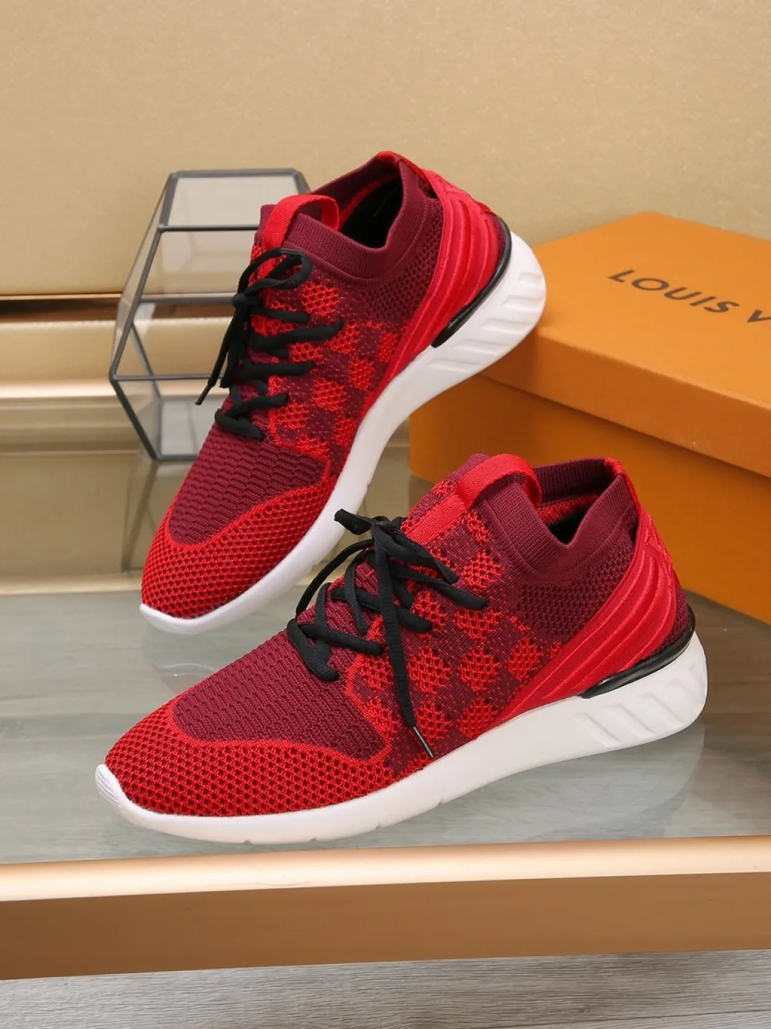Men's shoes 💰P420💰"LOUI* VUITTO*" latest popular men's casual shoes ✔️This model is made of the original breathable fly woven fabric. The real thing is super shiny⚡️ Fashionable and versatile. The toe last shape is firm and full. The soles are LV original molds and can be put in and out at will. It is light and comfortable for the foot~Purely handmade, details determine the quality! Size:38-44
